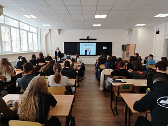 Председатель ТИК Ленинского района г. Чебоксары Альбина Анатольевна Патшина встретилась со студентами