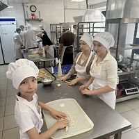 В рамках проекта «Технологии тепла» преподаватели и студенты специальности «Технология продуктов питания из растительного сырья» открыли свои двери для самых дорогих гостей — детей и семей участников специальной военной операции