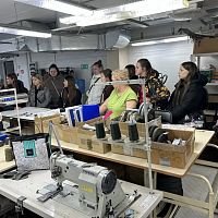 В рамках федерального проекта «Профессионалитет» группа Ш-1-26 совместно с преподавателем Марковой Е.Н. посетили швейную фабрику «ХСН»