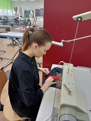 В рамках обучения студенческих отрядов рабочей профессии «Швея», продолжают обучаться студенты