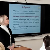 Председатель ТИК Ленинского района г. Чебоксары Альбина Анатольевна Патшина встретилась со студентами