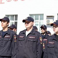 Неделя начинается торжественно — с подъёма государственных флагов России, Чувашской Республики, колледжа и исполнения гимна
