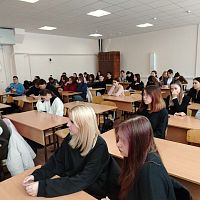 Председатель ТИК Ленинского района г. Чебоксары Альбина Анатольевна Патшина встретилась со студентами