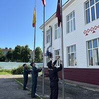 Новая учебная неделя в нашем колледже началась по традиции очень торжественно — с поднятия флагов и исполнения гимна!