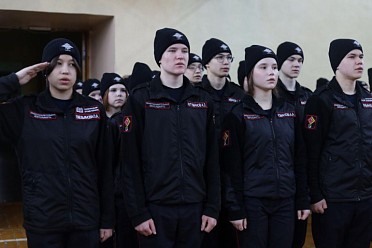 Понедельник начался традиционно: поднятие флага, исполнение гимна