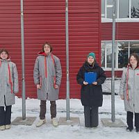 Понедельник начался традиционно: поднятие флага, исполнение гимна