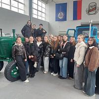 9 апреля студенты группы Э-1-24 вместе с преподавателем Самариной Маргаритой Васильевной посетили музей истории трактора