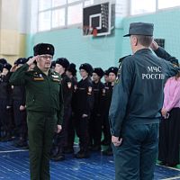 Понедельник начался традиционно: поднятие флага, исполнение гимна