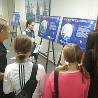 Космос всегда манит: студенты 1-го общежития на выставке «Космос всегда мечта»