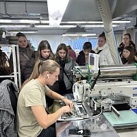 В рамках федерального проекта «Профессионалитет» группа Ш-1-26 совместно с преподавателем Марковой Е.Н. посетили швейную фабрику «ХСН»