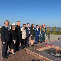 Возложение цветов у Монумента Воинской Славы