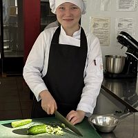 Секреты овощной нарезки: первокурсники колледжа отметили Международный день повара!