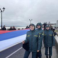 Участие в грандиозном флешмобе — разворачивании флага длиной 1 километр!