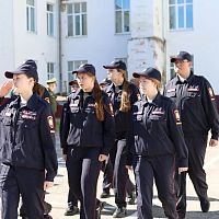 Неделя начинается торжественно — с подъёма государственных флагов России, Чувашской Республики, колледжа и исполнения гимна
