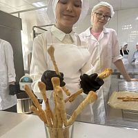 В рамках проекта «Технологии тепла» преподаватели и студенты специальности «Технология продуктов питания из растительного сырья» открыли свои двери для самых дорогих гостей — детей и семей участников специальной военной операции