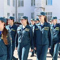 Неделя начинается торжественно — с подъёма государственных флагов России, Чувашской Республики, колледжа и исполнения гимна