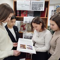 Информационный стенд в библиотеке: Подвиг Сталинграда