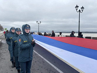 Участие в грандиозном флешмобе — разворачивании флага длиной 1 километр!