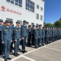 Новая учебная неделя в нашем колледже началась по традиции очень торжественно — с поднятия флагов и исполнения гимна!