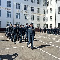 Новая учебная неделя в нашем колледже началась по традиции очень торжественно — с поднятия флагов и исполнения гимна!