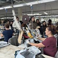 В рамках федерального проекта «Профессионалитет» группа Ш-1-26 совместно с преподавателем Марковой Е.Н. посетили швейную фабрику «ХСН»