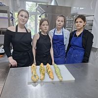 В Чебоксарском экономико-технологическом колледже Минобразования Чувашии в рамках обучения студенческих отрядов слушатели курсов осваивают программу по рабочей профессии «Пекарь»