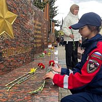 Добровольцы Чувашского регионального отделения ВСКС возложили цветы к Мемориалу воинской славы в честь Дня Победы
