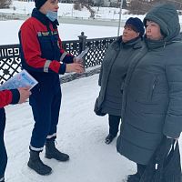Добровольцы напоминают жителям правила безопасности на льду