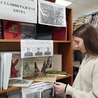 Информационный стенд в библиотеке: Подвиг Сталинграда