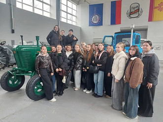 9 апреля студенты группы Э-1-24 вместе с преподавателем Самариной Маргаритой Васильевной посетили музей истории трактора