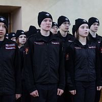 Понедельник начался традиционно: поднятие флага, исполнение гимна