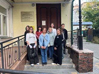 Студенты Чебоксарского экономико-технологического колледжа посетили выставку «Художники Победы»