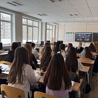 Понедельник начался традиционно: поднятие флага, исполнение гимна