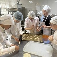 В рамках проекта «Технологии тепла» преподаватели и студенты специальности «Технология продуктов питания из растительного сырья» открыли свои двери для самых дорогих гостей — детей и семей участников специальной военной операции