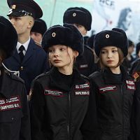 Понедельник начался традиционно: поднятие флага, исполнение гимна