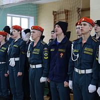 Понедельник начался традиционно: поднятие флага, исполнение гимна